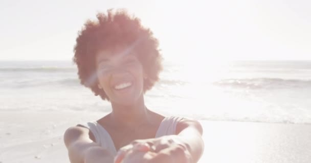 Portrait Smiling African American Woman Holding Hand Sunny Beach Healthy — Video