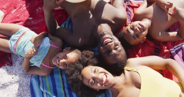 Porträtt Leende Afrikansk Amerikansk Familj Liggande Handdukar Solig Strand Hälsosam — Stockvideo