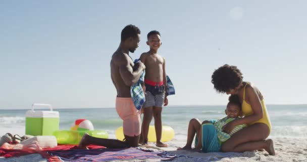 Усміхнені Афроамериканські Батьки Їдять Своїх Дітей Сонячному Пляжі Здоровий Активний — стокове відео