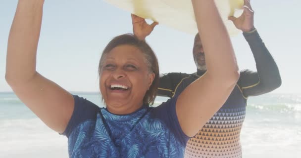 Šťastný Starší Africký Americký Pár Procházky Surfy Slunné Pláži Zdravá — Stock video