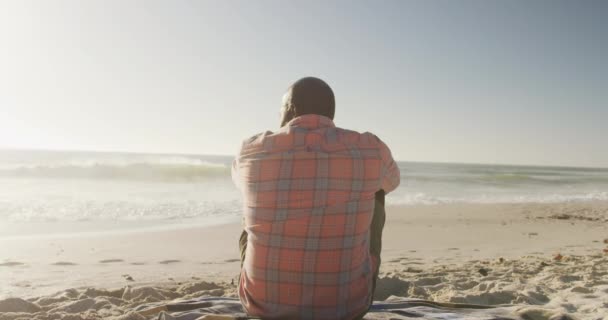 Senior Afrikaans Amerikaanse Man Draagt Hemd Zit Het Zonnige Strand — Stockvideo