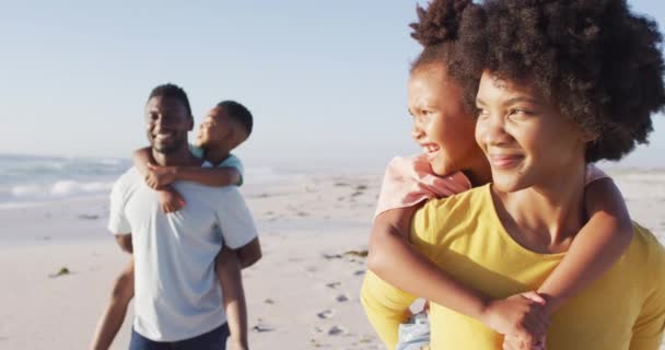 Leende Afrikansk Amerikansk Familj Som Omfamnar Och Går Solig Strand — Stockvideo