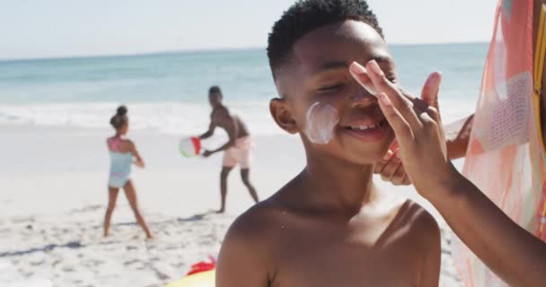Smiling African American Family Using Sun Cream Sunny Beach Healthy — Stockvideo