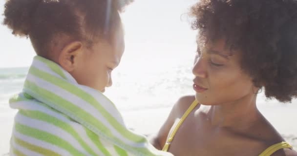 Sorridente Madre Afroamericana Che Asciuga Sua Figlia Sulla Spiaggia Assolata — Video Stock