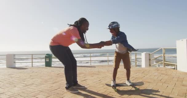 Video Šťastného Afrického Amerického Otce Jak Učí Syn Jezdit Skateboardu — Stock video