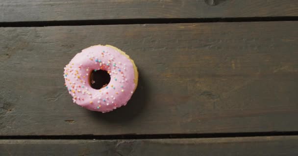 Vídeo Rosquilla Con Glaseado Sobre Fondo Madera Colorida Comida Divertida — Vídeo de stock