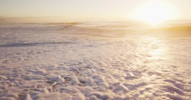 夕日と空の日当たりの良いビーチで波と海 — ストック動画