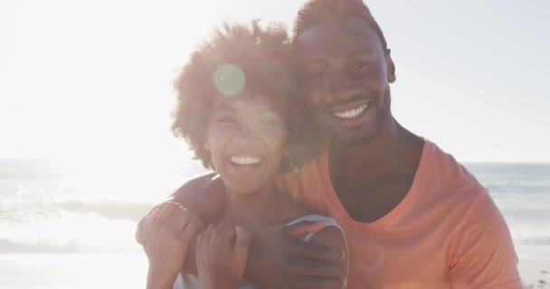 Portrait Smiling African American Couple Embracing Sunny Beach Healthy Active — Vídeo de Stock