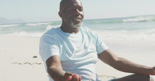 Pareja Afroamericana Mayor Practicando Yoga Meditando Playa Soleada Saludable Vacaciones — Vídeo de stock