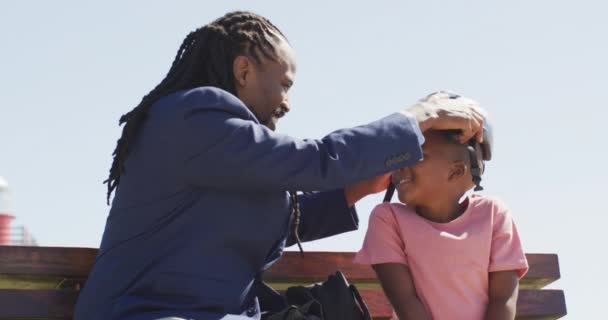 Vidéo Père Afro Américain Heureux Mettant Casque Sur Tête Des — Video