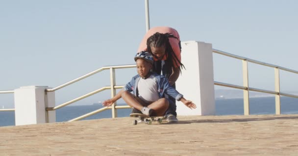 Video Happy African American Father Learning Son How Skateboard Promenade — стоковое видео