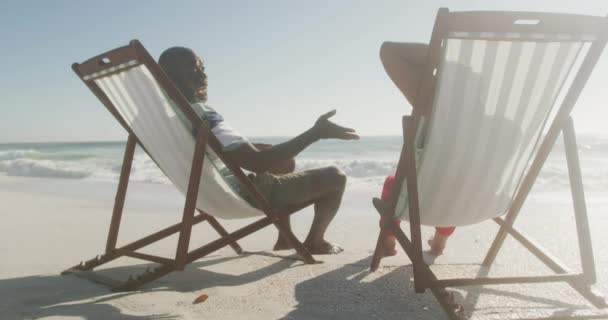 Uśmiechnięta Afrykańska Para Leżąca Leżakach Słonecznej Plaży Zdrowe Aktywne Wakacje — Wideo stockowe