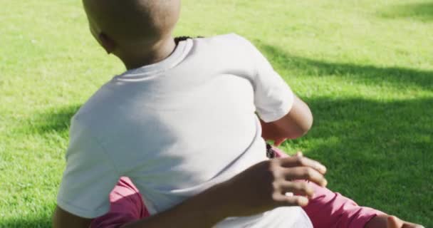 Mutlu Afro Amerikan Baba Oğlunun Çimlerin Üzerinde Piknik Yaptığı Sarıldıkları — Stok video