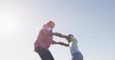 Mutlu Afro-Amerikan baba ve oğlunun güneşli bir günde eğlendiği bir video. Aile, birliktelik, birlikte dışarıda kaliteli zaman geçirmek..