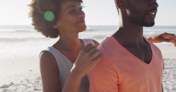Portrait Smiling African American Couple Embracing Sunny Beach Healthy Active — Vídeo de Stock