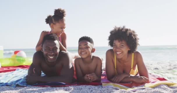Portrait Smiling African American Family Lying Sunny Beach Healthy Active — Stockvideo