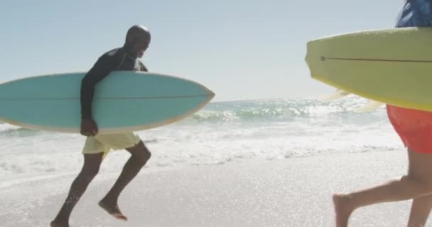 Smiling Senior African American Couple Running Surfboards Sunny Beach Healthy — Vídeos de Stock