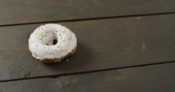Video Von Donut Mit Sahnehäubchen Auf Holzgrund Buntes Fun Food — Stockvideo