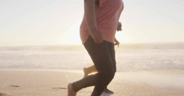 Sonriente Pareja Afroamericana Mayor Cogida Mano Corriendo Playa Soleada Saludable — Vídeo de stock