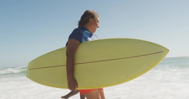Starsza Afrykańska Para Biegająca Deskami Surfingowymi Słonecznej Plaży Zdrowe Aktywne — Wideo stockowe