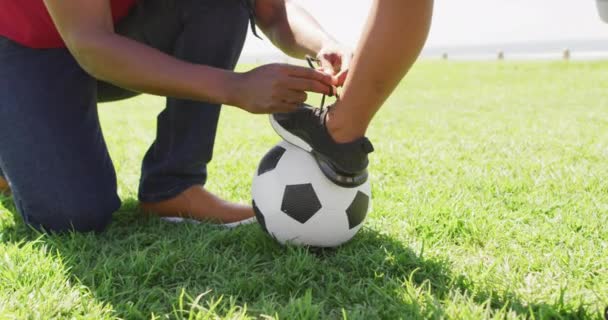 Video Sección Media Del Padre Afroamericano Atando Zapatos Hijo Familia — Vídeos de Stock