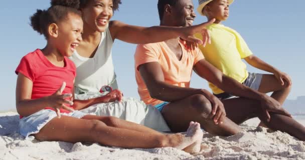 Sonriente Familia Afroamericana Sentada Abrazada Soleada Playa Vacaciones Playa Familiares — Vídeo de stock