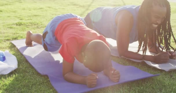 Video Happy African American Son Father Doing Plank Grass Doing — Video Stock