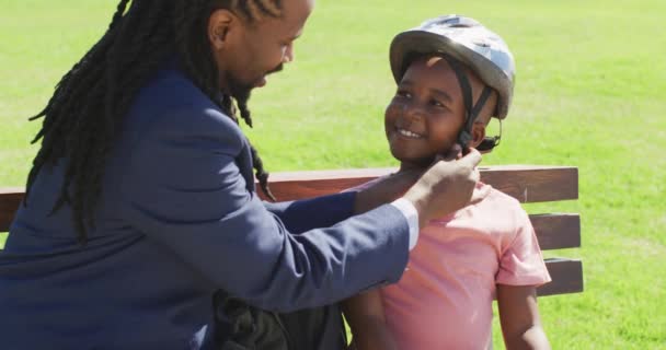 Vídeo Pai Americano Africano Feliz Colocando Capacete Cabeça Dos Filhos — Vídeo de Stock