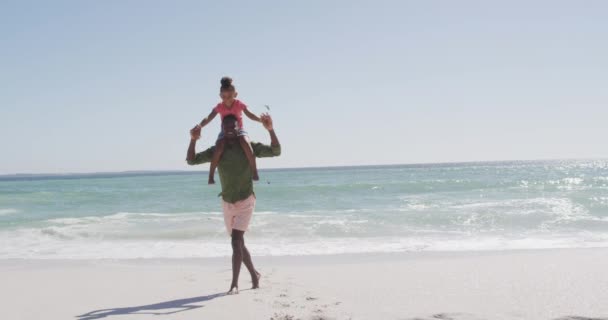 Smiling African American Father Carrying His Daughter Sunny Beach Healthy — Stok video