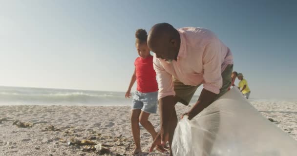 Coppia Anziani Afroamericani Con Nipoti Che Separano Rifiuti Sulla Spiaggia — Video Stock