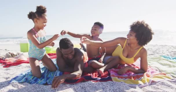 Smiling African American Family Lying Towels Sunny Beach Healthy Active — Stok video