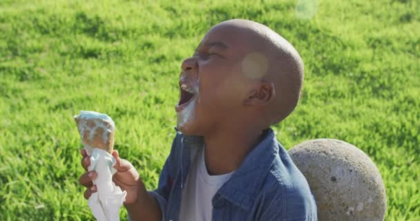 Video Niño Afroamericano Feliz Comiendo Helado Riéndose Día Soleado Infancia — Vídeo de stock