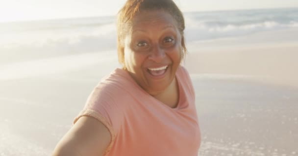 Πορτρέτο Της Χαμογελαστής Ηλικιωμένης Αφροαμερικανίδας Που Περπατάει Στην Ηλιόλουστη Παραλία — Αρχείο Βίντεο