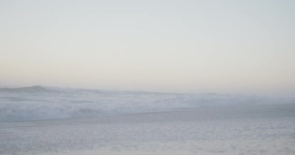 蔚蓝的天空和大海在空旷的阳光普照的海滩上荡漾 积极的退休海滩假期 — 图库视频影像