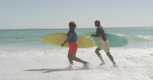 Senior African American Couple Running Surfboards Sunny Beach Healthy Active — стоковое видео