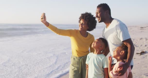 Sorrindo Família Afro Americana Tomando Selfie Abraçando Praia Ensolarada Saudável — Vídeo de Stock