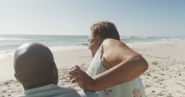 Gülümseyen Kıdemli Afro Amerikan Çifti Güneşli Sahilde Kucaklaşıp Denize Bakıyor — Stok video