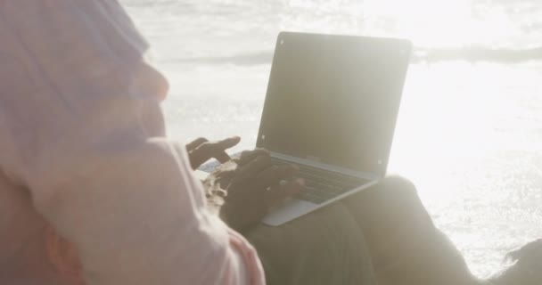 Kıdemli Afro Amerikan Adam Güneşli Sahilde Dizüstü Bilgisayar Kullanıyor Sağlıklı — Stok video