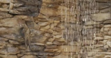 Afrika asıllı Amerikalı bir kadının su banyosu videosu. güzellik ve cilt bakımı rutin kavramı.