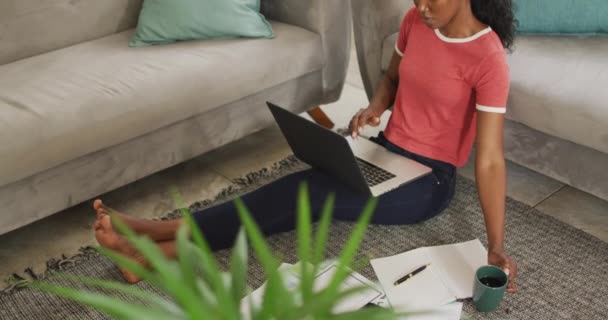 Video Happy African American Woman Sitting Floor Using Laptop Home — Stockvideo