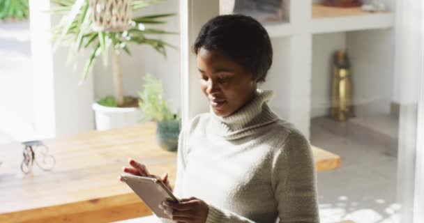 关于快乐的非洲裔美国女人在家使用平板电脑的视频 生活方式和在家中与技术一起度过的闲暇时光 — 图库视频影像