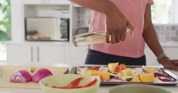 Video Afroameričankou Připravující Jídlo Kuchyni Životní Styl Domácnost Trávení Volného — Stock video