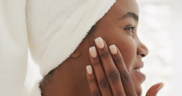 Video Happy African American Woman Robe Moisturizing Face Beauty Treatment — 비디오