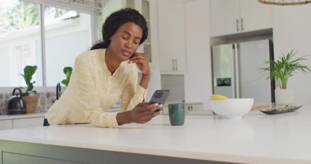 Video Africké Američanky Používající Smartphone Kuchyni Domácí Kancelář Line Pracovní — Stock video
