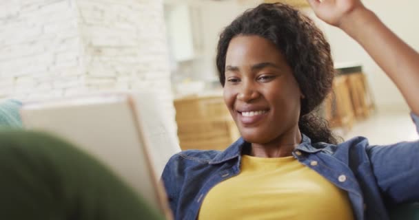 Video Glad Afrikansk Amerikansk Kvinde Sofaen Ved Hjælp Laptop Fritid – Stock-video