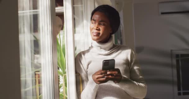 Video African American Woman Using Smartphone Home Lifestyle Spending Free — Videoclip de stoc