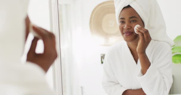 Video Happy African American Woman Robe Looking Mirror Cleansing Face — 비디오