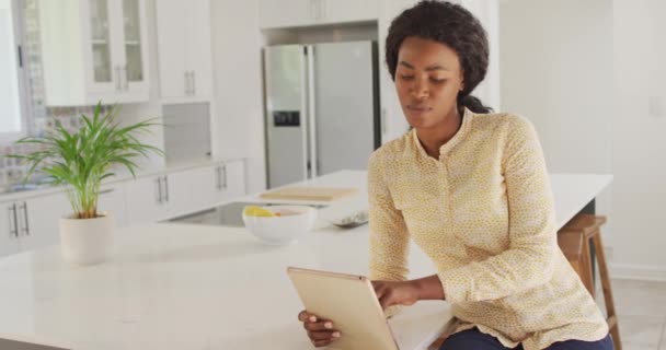 Video African American Woman Using Tablet Kitchen Home Office Online — Stok Video