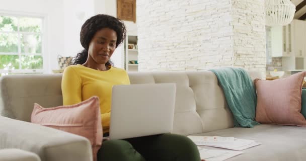 Video Happy African American Woman Sofa Using Laptop Leisure Relax — Stok Video