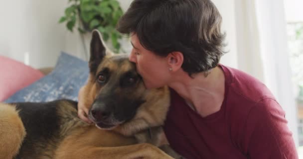 Närbild Kaukasisk Kvinna Som Leker Med Sin Hund Vardagsrummet Hemma — Stockvideo